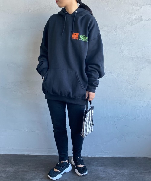 Russell Athletic（ラッセルアスレティック）の「[RUSSELL ATHLETIC/ラッセル アスレチック] BERKLEY×RUSSEL ATHLETIC 別注 オーバルロゴプリントスウェットパーカー（パーカー・レディース・グレー/ブラック・M/L）」の14枚目の写真