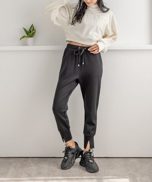 clear（クリア）の「エンボスロゴショート丈スウェットトップス（スウェット・レディース・ブラック/イエロー/グリーン/アイボリー・F）」の6枚目の写真