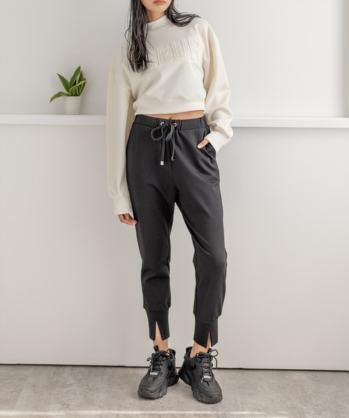 clear（クリア）の「エンボスロゴショート丈スウェットトップス（スウェット・レディース・ブラック/イエロー/グリーン/アイボリー・F）」の5枚目の写真