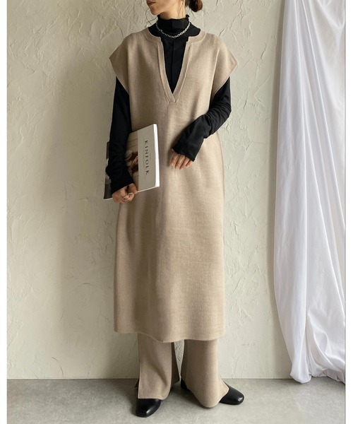 She's Closet(シーズクローゼット)の「深Vネックサイドスリットカフタンロングニットワンピース(ワンピース・レディース・ブラック/グレイッシュベージュ/アイボリー・FREE)」の12枚目の写真