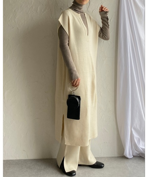 She's Closet(シーズクローゼット)の「深Vネックサイドスリットカフタンロングニットワンピース(ワンピース・レディース・ブラック/グレイッシュベージュ/アイボリー・FREE)」の14枚目の写真