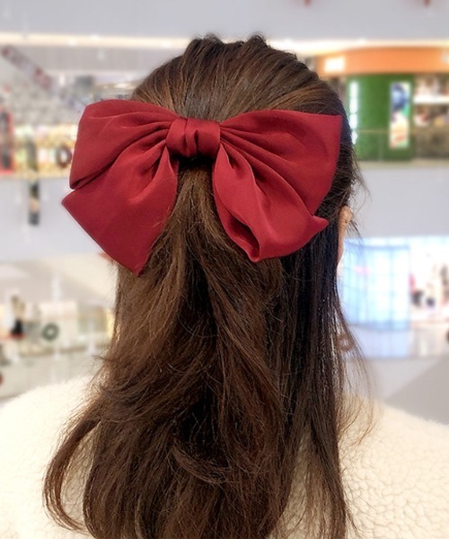 Mayree(メイリー)の「【float】サテン ビッグリボン ヘアゴム(ヘアゴム・レディース・ブラック/ピンク/グリーン/レッド/ネイビー・FREE)」の2枚目の写真