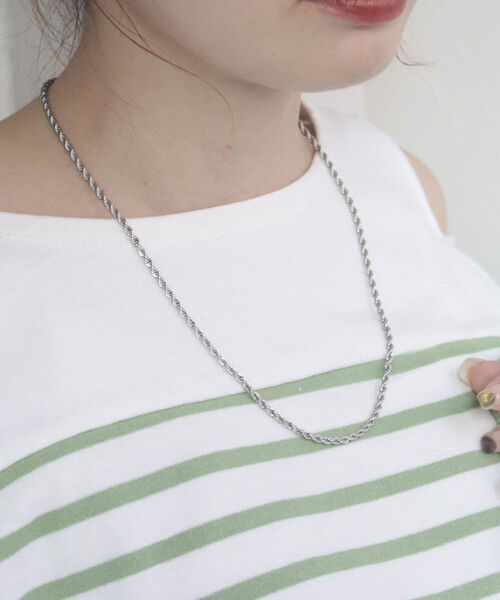 fredy emue（フレディエミュ）の「スネイクチェーンミドルネックレス（ネックレス・レディース・ゴールド/シルバー・FREE）」の4枚目の写真