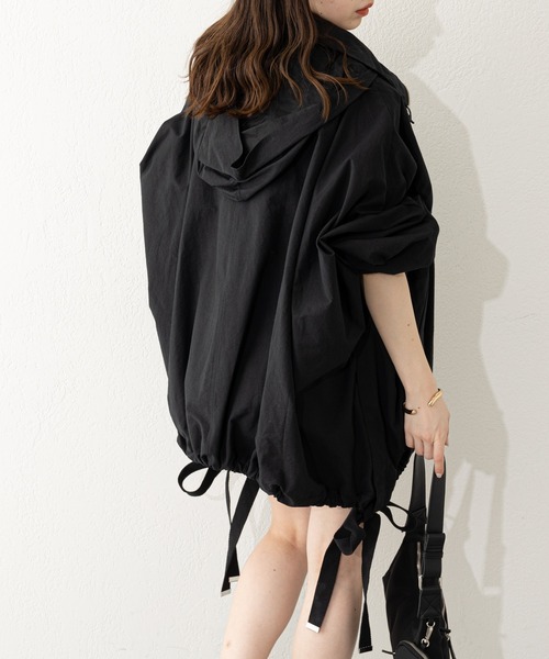 Chico（チコ）の「【SALON by Chico限定】スタンドサイドスリットナイロンモッズ（モッズコート・レディース・ブラック/アイボリー/ライトグレー・FREE）」の9枚目の写真