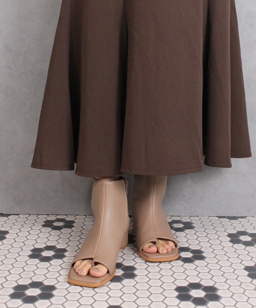 Fabby fabby（ファビィーファビィー）の「トングブーツサンダル（サンダル・レディース・ブラウン/オフホワイト/ブラック/ライトベージュ・MEDIUM/LARGE/SMALL）」の12枚目の写真