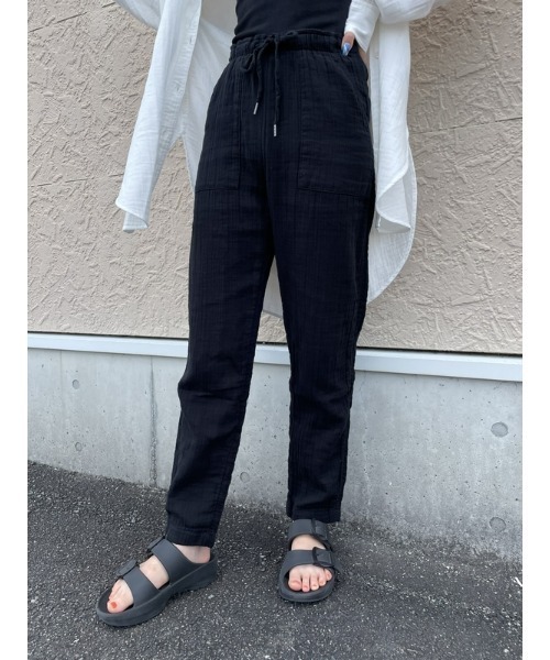 GAP（ギャップ）の「クリンクルガーゼ パンツ（その他パンツ・レディース・ブラック/ネイビー/ベージュ・XS/S/M/L/XXS）」の2枚目の写真