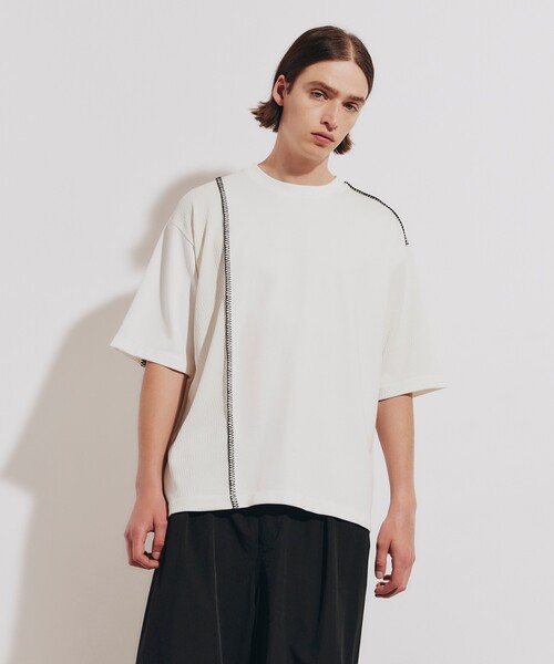 tk.TAKEO KIKUCHI(ティーケータケオキクチ)の「◆ブランケットステッチ半袖カットソー(Tシャツ/カットソー・メンズ・オフホワイト/ブラック/ブラック系4・02/03)」の2枚目の写真