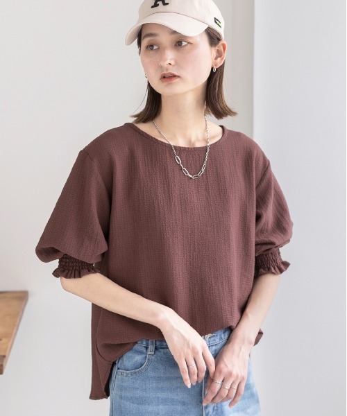 ad thie(アドティエ)の「5分袖・リップル素材 シャーリングスリーブブラウス(シャツ/ブラウス・レディース・ブラック/ブラウン/オフホワイト/ライトグリーン/スモークピンク・MEDIUM/LARGE)」の16枚目の写真