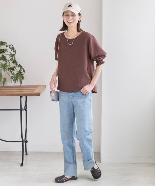 ad thie(アドティエ)の「5分袖・リップル素材 シャーリングスリーブブラウス(シャツ/ブラウス・レディース・ブラック/ブラウン/オフホワイト/ライトグリーン/スモークピンク・MEDIUM/LARGE)」の7枚目の写真