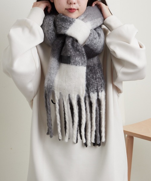 Chico(チコ)の「ブロックチェックストール(マフラー・レディース・チャコールグレー/ブルー/アイボリー・FREE)」の16枚目の写真