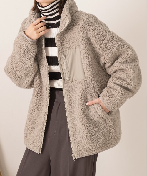 ad thie(アドティエ)の「ゆったりシルエット ポケット付 ボアショートジャケット(ブルゾン・レディース・モカ/オフホワイト/カーキ/ブラック/ナチュラル・FREE)」の4枚目の写真