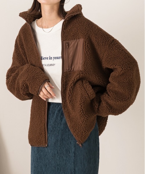 ad thie(アドティエ)の「ゆったりシルエット ポケット付 ボアショートジャケット(ブルゾン・レディース・モカ/オフホワイト/カーキ/ブラック/ナチュラル・FREE)」の3枚目の写真