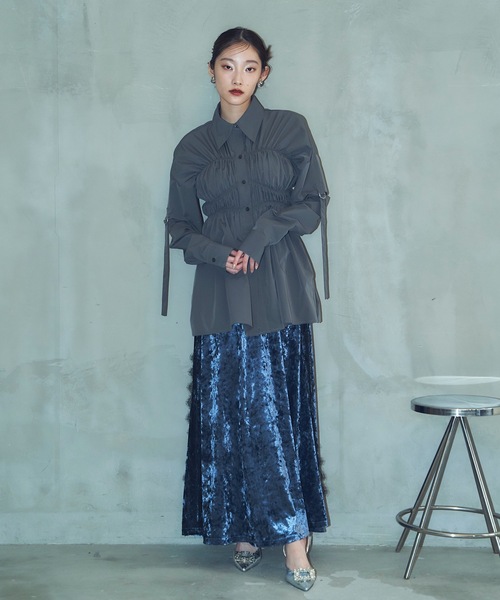 VIOLETTA(ヴィオレッタ)の「ロゴ刺繍入りシャーリングロングシャツ(シャツ/ブラウス・レディース・チャコールグレー/ブルー/ホワイト・FREE)」の4枚目の写真