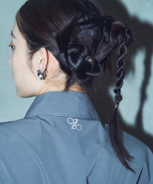 VIOLETTA(ヴィオレッタ)の「ロゴ刺繍入りシャーリングロングシャツ(シャツ/ブラウス・レディース・チャコールグレー/ブルー/ホワイト・FREE)」の10枚目の写真