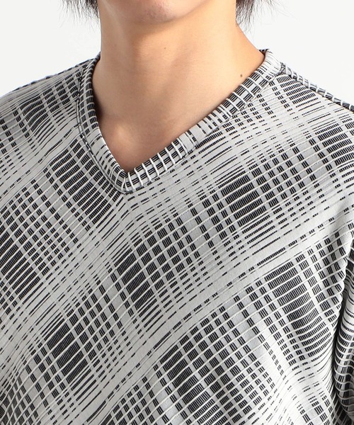 HIDEAWAYS NICOLE（ハイダウェイニコル）の「ブリスターチェックジャガードＶネック半袖Ｔシャツ（Tシャツ/カットソー・メンズ・ホワイト×ブルー/ホワイト×ブラック/ブラック×ホワイト/ホワイト×ピンク/ホワイト×ライトグレー・MEDIUM/LARGE/X-LARGE）」の9枚目の写真