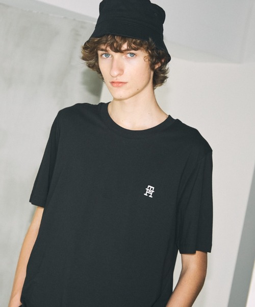 TOMMY HILFIGER(トミーヒルフィガー)の「モノグラムエンブロイドTシャツ(Tシャツ/カットソー・メンズ・ホワイト/ブラック/ネイビー/ブルー/グリーン・X-LARGE/SMALL/MEDIUM/LARGE)」の3枚目の写真