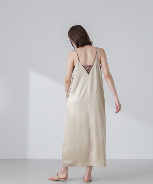 NANO universe(ナノユニバース)の「サテンキャミワンピース(ワンピース・レディース・ブラック/カーキ/ベージュ・S/M)」の7枚目の写真