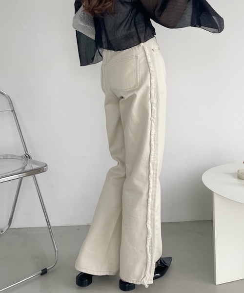 Ada.(エイダ)の「サイド フリンジデザイン デニムパンツ(デニムパンツ・レディース・ブラック/ライトブルー/アイボリー・FREE)」の2枚目の写真