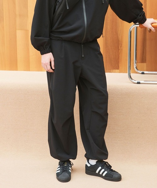 BAYFLOW(ベイフロー)の「【ウルマ×BAYFLOW】撥水ナイロンストレッチパラシュートパンツ(その他パンツ・メンズ・ブラック/ネイビー・MEDIUM/LARGE)」の2枚目の写真