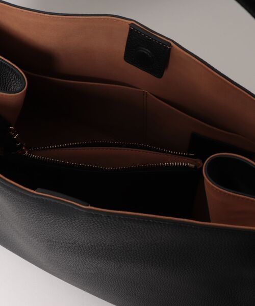 INED(イネド)の「Atelier leather largeバッグ《FEEL AND TASTE》(ショルダーバッグ・レディース・ブラック/チャコールグレー・フリー)」の5枚目の写真
