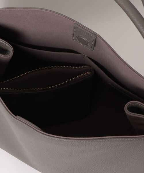 INED(イネド)の「Atelier leather largeバッグ《FEEL AND TASTE》(ショルダーバッグ・レディース・ブラック/チャコールグレー・フリー)」の7枚目の写真