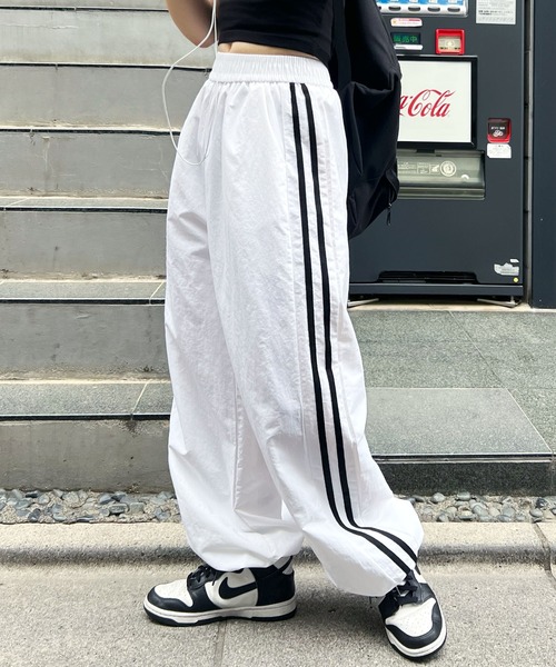 ABYS(アビス)の「サイドライン裾ドロストトラックパンツ(その他パンツ・レディース・ネイビー/ホワイト・FREE)」の1枚目の写真