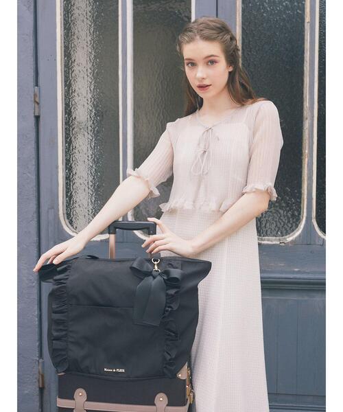 Maison de FLEUR（メゾンドフルール）の「フロントフリルキャリーオンバッグ（ボストンバッグ・レディース・ブラック/ピンク・FREE）」の4枚目の写真