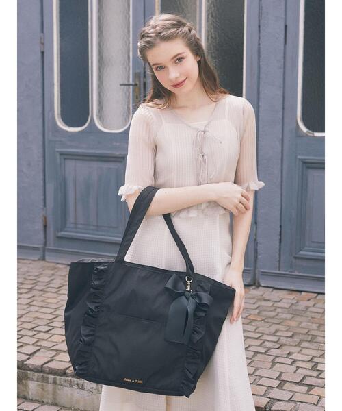 Maison de FLEUR（メゾンドフルール）の「フロントフリルキャリーオンバッグ（ボストンバッグ・レディース・ブラック/ピンク・FREE）」の6枚目の写真