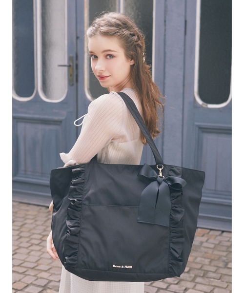 Maison de FLEUR（メゾンドフルール）の「フロントフリルキャリーオンバッグ（ボストンバッグ・レディース・ブラック/ピンク・FREE）」の2枚目の写真