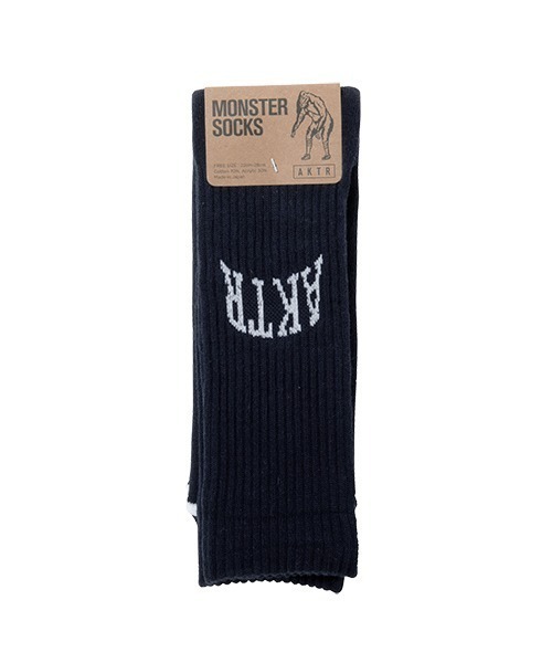 AKTR(アクター)の「AKTR MONSTER SOCKS "COLLEGE LOGO"(アクター モンスター ソックス ”カレッジ ロゴ”)(ソックス/靴下・メンズ・ホワイト/ネイビー・FREE)」の4枚目の写真