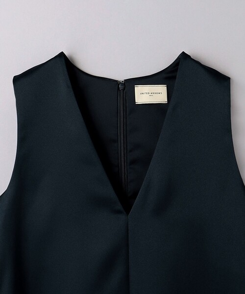UNITED ARROWS（ユナイテッドアローズ）の「サテン Vネック ジャンパースカート（ワンピース・レディース・ブラック/ネイビー・36/38）」の12枚目の写真