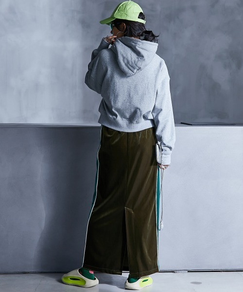 GEVS.（ジェイヴィス）の「【販売終了】裏起毛ショート丈ジップアップパーカー ＜大きいサイズ有＞GEVS.（パーカー・レディース・杢グレー/アイボリー・M/L/LL/3L/4L/5L）」の16枚目の写真