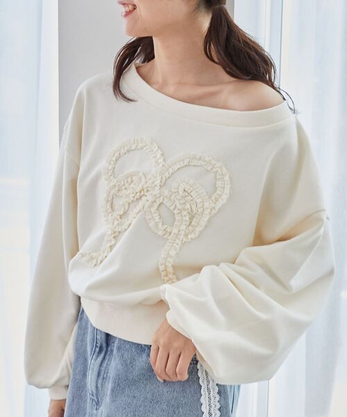 MAJESTIC LEGON（マジェスティックレゴン）の「リボンモチーフオフショルスウェット（スウェット・レディース・ホワイト系その他2/ピンク系その他2/グレー/ピンクベージュ・MEDIUM）」の3枚目の写真
