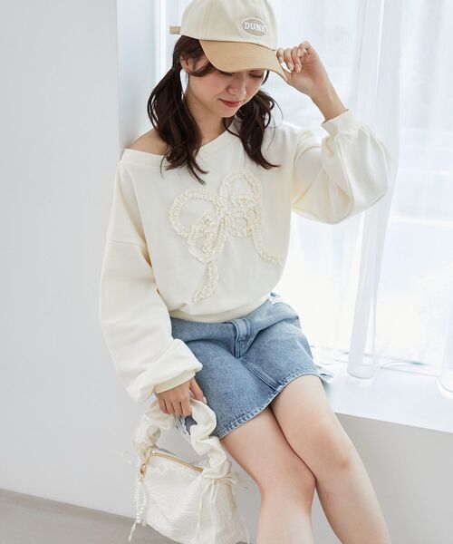 MAJESTIC LEGON（マジェスティックレゴン）の「リボンモチーフオフショルスウェット（スウェット・レディース・ホワイト系その他2/ピンク系その他2/グレー/ピンクベージュ・MEDIUM）」の5枚目の写真