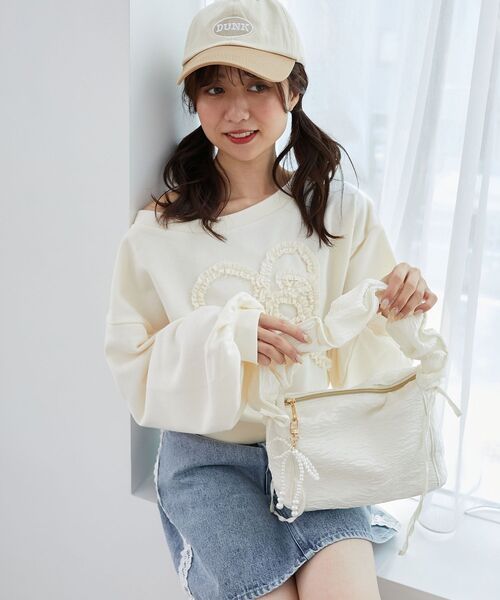 MAJESTIC LEGON（マジェスティックレゴン）の「リボンモチーフオフショルスウェット（スウェット・レディース・ホワイト系その他2/ピンク系その他2/グレー/ピンクベージュ・MEDIUM）」の6枚目の写真