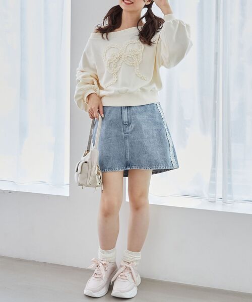 MAJESTIC LEGON（マジェスティックレゴン）の「リボンモチーフオフショルスウェット（スウェット・レディース・ホワイト系その他2/ピンク系その他2/グレー/ピンクベージュ・MEDIUM）」の7枚目の写真