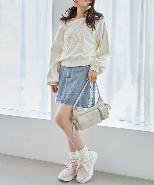 MAJESTIC LEGON（マジェスティックレゴン）の「リボンモチーフオフショルスウェット（スウェット・レディース・ホワイト系その他2/ピンク系その他2/グレー/ピンクベージュ・MEDIUM）」の8枚目の写真
