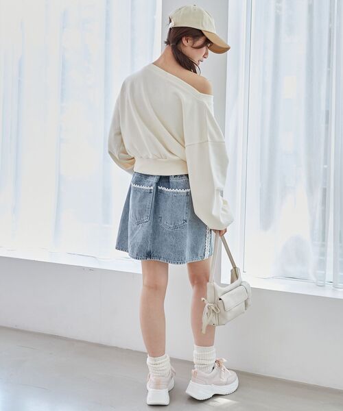 MAJESTIC LEGON（マジェスティックレゴン）の「リボンモチーフオフショルスウェット（スウェット・レディース・ホワイト系その他2/ピンク系その他2/グレー/ピンクベージュ・MEDIUM）」の9枚目の写真