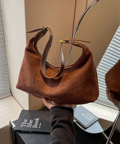 mebole(メボレ)の「レトロベルベットショルダーバッグ(ショルダーバッグ・レディース・ベージュ/キャメル/ブラウン/ブラック・FREE)」の11枚目の写真