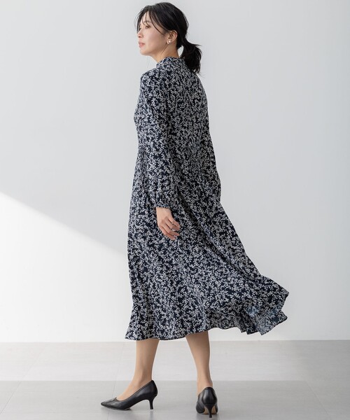 23区(ニジュウサンク)の「【洗える】シャドーリーフプリント ワンピース(ワンピース・レディース・ネイビー系5/アイボリー系5・36/38/40)」の4枚目の写真