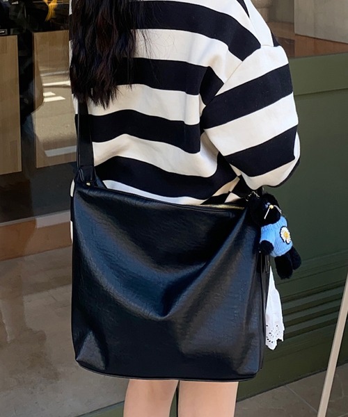 napinna maison（ナピナメゾン）の「【napinna maison×4sisters】ヴィンテージスタッズ合皮ショルダーバッグ（ショルダーバッグ・レディース・ブラウン/レッド/ブラック・FREE）」の4枚目の写真