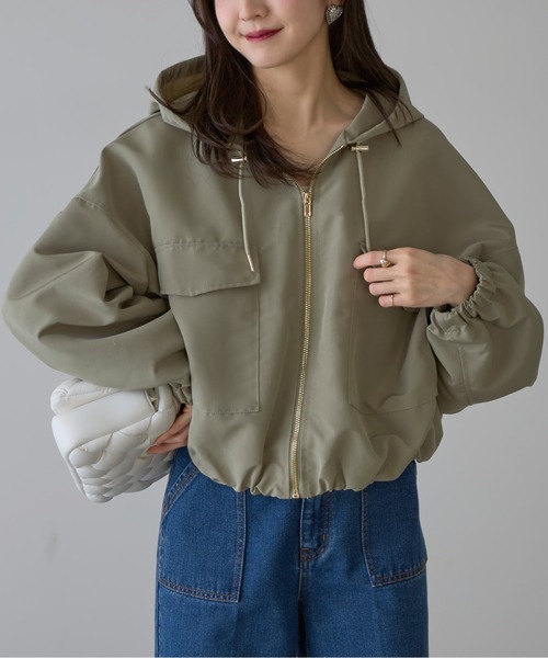 &. NOSTALGIA（アンドドットノスタルジア）の「【ZOZO限定】裾バルーンショート丈（マウンテンパーカー・レディース・アイボリー/ライトカーキ・M）」の4枚目の写真