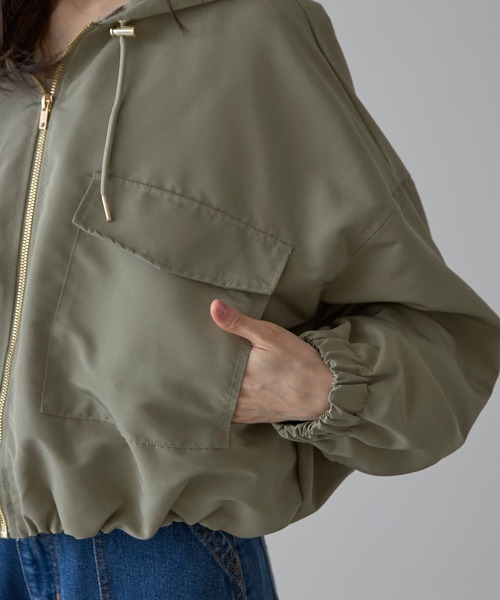 &. NOSTALGIA（アンドドットノスタルジア）の「【ZOZO限定】裾バルーンショート丈（マウンテンパーカー・レディース・アイボリー/ライトカーキ・M）」の6枚目の写真