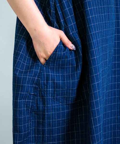 OMNIGOD（オムニゴッド）の「[ OMNIGOD womens / オムニゴッド ] インディゴ2重織チェック ノースリーブバルーンワンピース（ワンピース・レディース・インディゴブルー・FREE）」の6枚目の写真