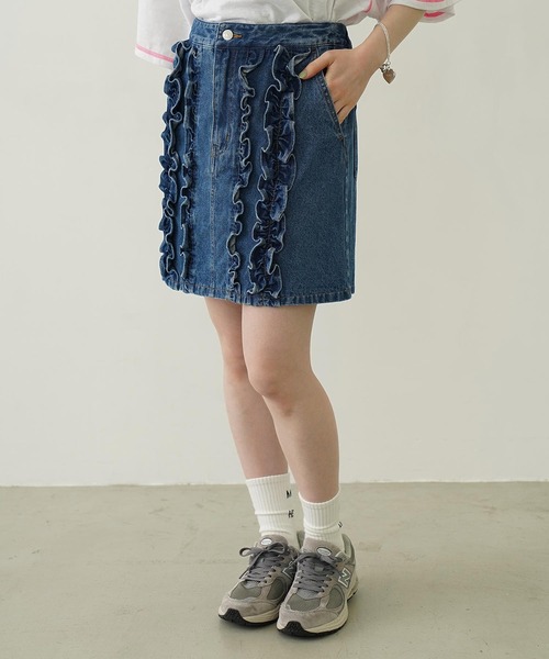 MILKFED.(ミルクフェド)の「FRILL DENIM MINI SKIRT(デニムスカート・レディース・ブラック/ライトインディゴブルー・M/S)」の2枚目の写真