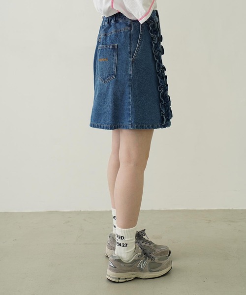 MILKFED.(ミルクフェド)の「FRILL DENIM MINI SKIRT(デニムスカート・レディース・ブラック/ライトインディゴブルー・M/S)」の4枚目の写真