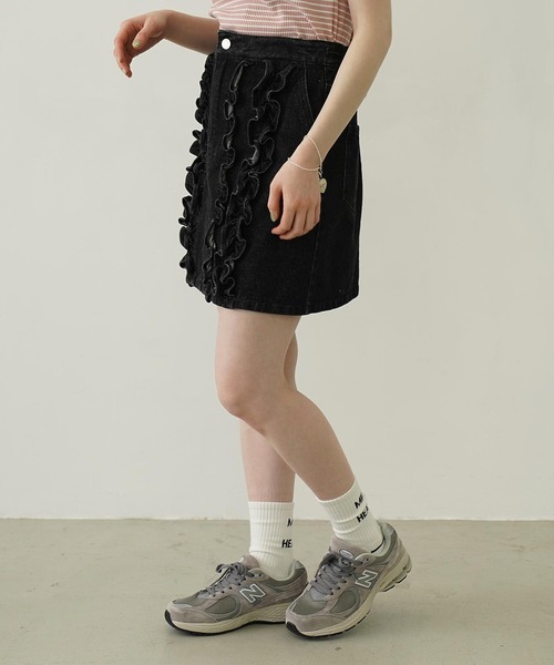 MILKFED.(ミルクフェド)の「FRILL DENIM MINI SKIRT(デニムスカート・レディース・ブラック/ライトインディゴブルー・M/S)」の9枚目の写真