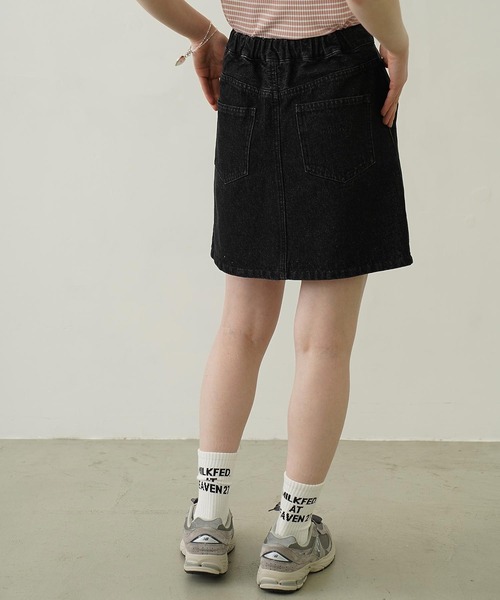 MILKFED.(ミルクフェド)の「FRILL DENIM MINI SKIRT(デニムスカート・レディース・ブラック/ライトインディゴブルー・M/S)」の10枚目の写真