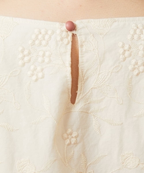 Jocomomola(ホコモモラ)の「スカラップフラワー総刺繍ワンピース(ワンピース・レディース・ミント/アイボリー・40)」の11枚目の写真