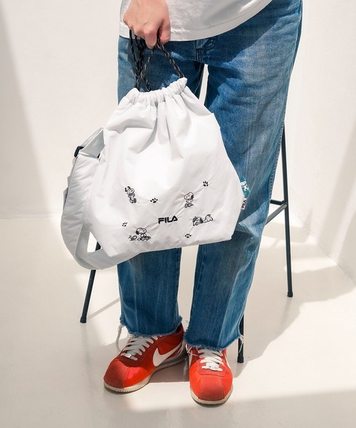 FILA(フィラ)の「【FILA/フィラ × PEANUTS/ピーナッツ】フロント刺繍 ドローストリングショルダーバッグ(ショルダーバッグ・レディース・シルバー/ブラック/ホワイト・FREE)」の1枚目の写真